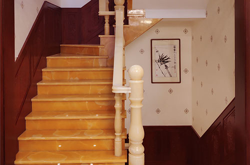 南宝镇中式别墅室内汉白玉石楼梯的定制安装装饰效果