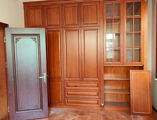 南宝镇中式家庭装修里定制的实木衣柜效果图